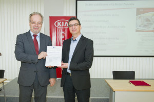 Jan Misura - SOPK Zilina a Branislav Hadar - Kia Motors Slovakia - odovzdanie osvedcenia-a