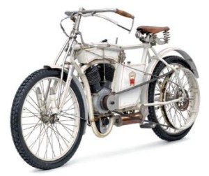 L&K motocykletta Slavia typ CCD z roku1906. Vyrábala sa s dvojvalcovým motorom a v rokoch 1904 až 1907 vyrobili 675 exemplárov Vyrábala sa s dvojvalcovým motorom a v rokoch 1904 až 1907 vyrobili 675 exemplárov