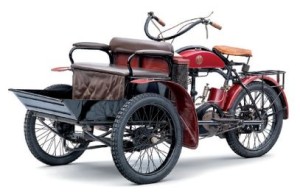 Súbežne s motocyklami začiatkom minulého storočia vyrábali pod značkou L & K i trojkoliesky, ktoré slúžili aj ako taxíky. Na snímke je trojkolieska L&K Typ LW z roku 1911. Písmenom W označovali typy, ktorých motory boli chladené vodou (wassergekühlt)