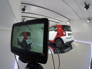 The showroom, which was created especially for the online store, allows the customer to view the “red & the city” car from multiple perspectives and virtually experience it